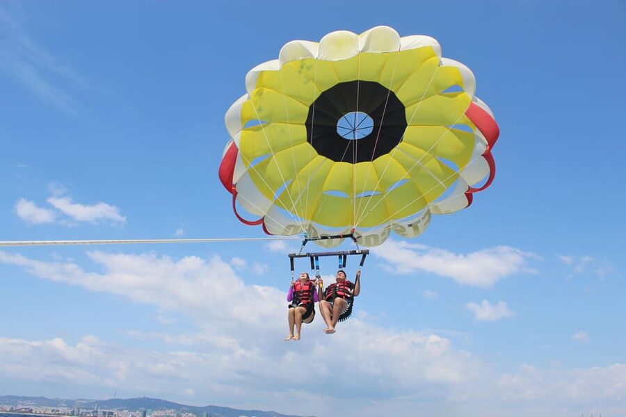 Barcelona: Parasailing with 360º Panoramic Skyline Views - Getting wet and what to pack