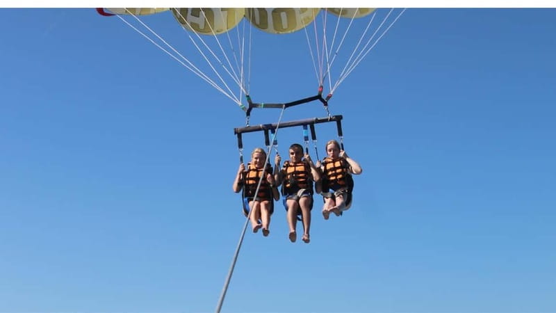 Barcelona: Parasailing with panoramic views over the sea - The 10-minute safety briefing