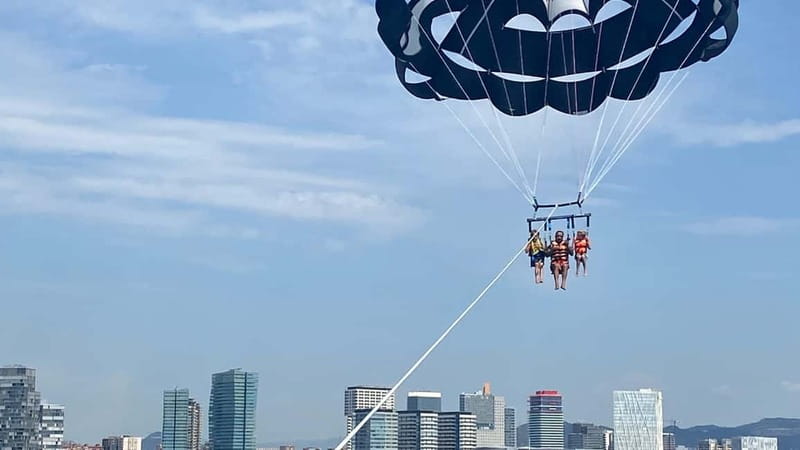 Barcelona: Parasailing with panoramic views over the sea - Staff, language, and the feel of the outing