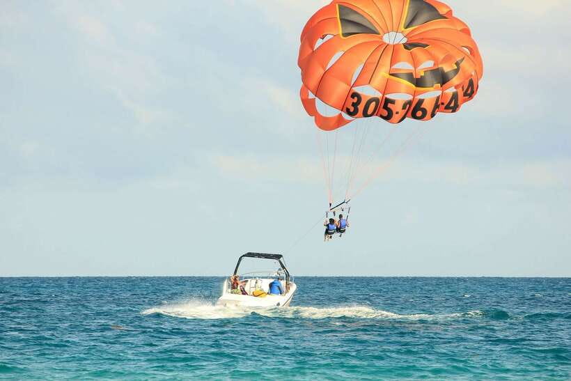 Boracay: Solo or Tandem Parasailing Experience - Fifteen minutes above Boracay