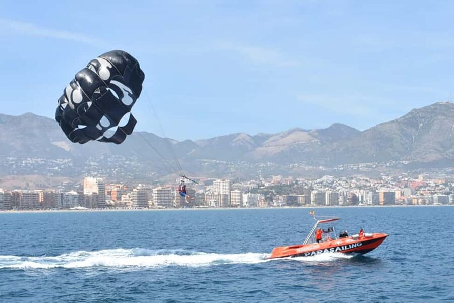 Fuengirola: The Best Parasailing Experience in Fuengirola - Landing back on the boat