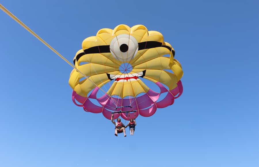 Gold Coast: Parasailing in Surfers Paradise - Tandem flights, weight rules, and family appeal