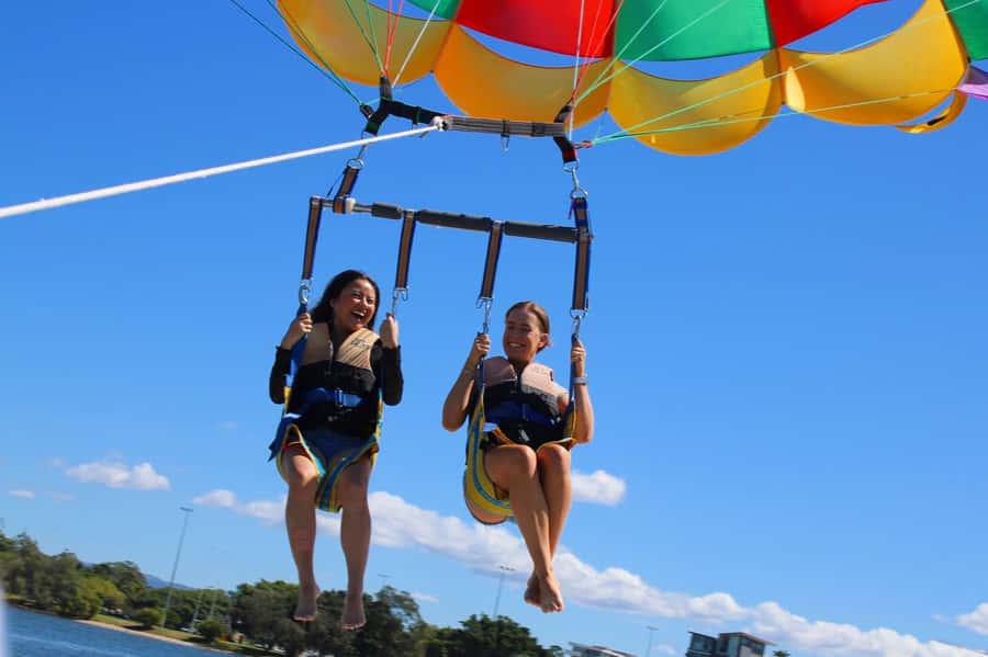 Gold Coast: Surfers Parasailing with Free Photos - A Clear Briefing Before You Leave the Boat