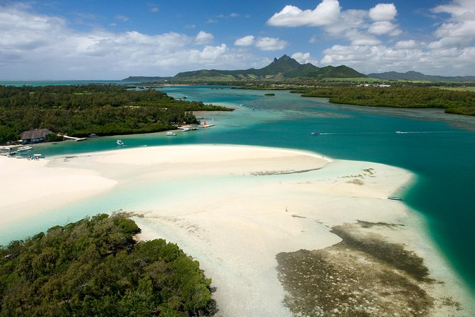 Ile aux Cerf: Speed boat with Parasailing & Tube Riding and Lunch - Tube riding for the biggest burst of speed