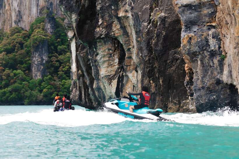 Langkawi: Jet Ski and Parasailing Tour - The eagle-feeding spot and rock formations