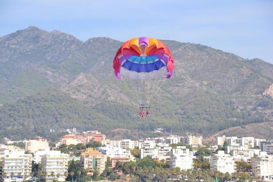 Marbella from the heights: Parasailing - Key points before you book