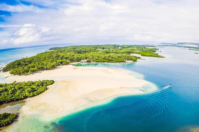 Marvelous Ile aux Cerf island: Speed Boat, Parasailing, Lunch & GRSE waterfall - Who will enjoy this day most?