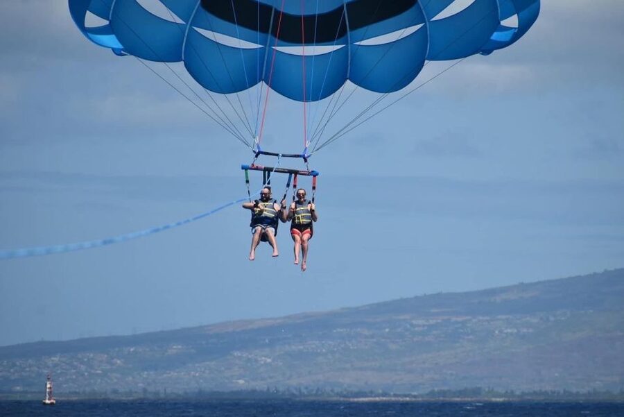 Oahu: Waikiki Parasailing - From the yellow booth to the Waikiki harbor