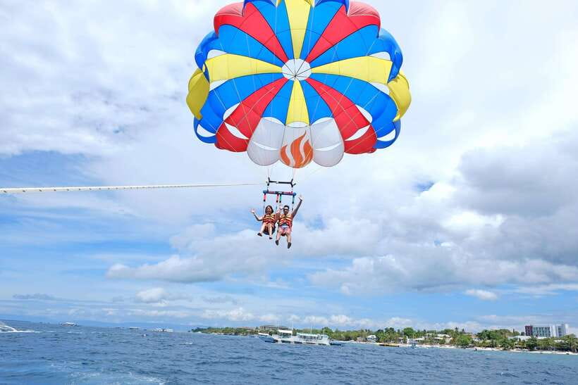 Panglao: Solo or Tandem Parasailing Experience near Alona - From the booth to the boat