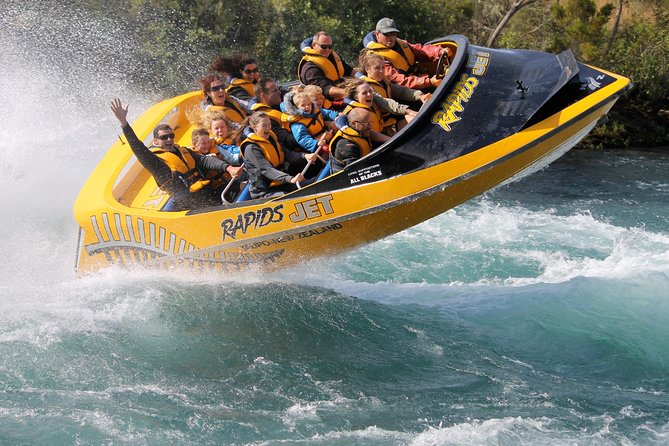Parasailing Adventure over Lake Taupo - How the staff shape the experience