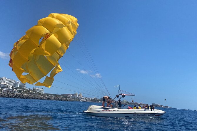 Parasailing flights on the coast of Adeje in Tenerife - What the 10-minute parasailing flight feels like