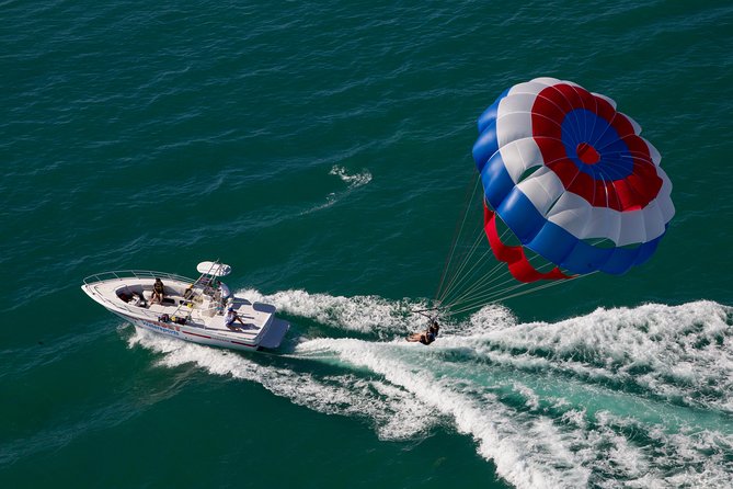Parasailing in Key West at Smathers Beach - The boat ride and safety briefing