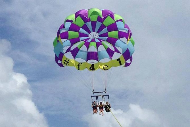 Parasailing in Palm Beach - Arriving at Palm Beach for the boat pickup