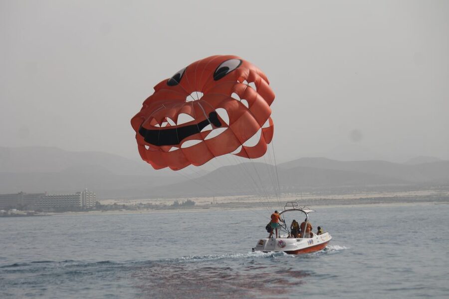 Puerto del Carmen: 10-Minute Parasailing Expereince - Choosing between 50 and 80 meters