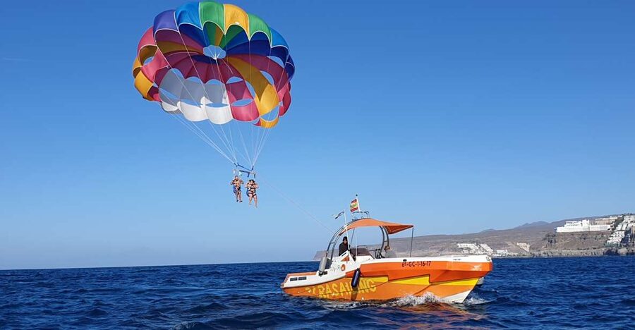 Puerto Rico de Gran Canaria : Parasailing - Getting clipped into the parachute