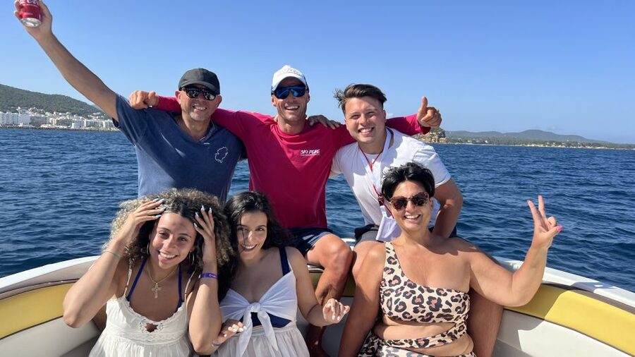 Santa Eulària des Riu: Parasailing Boat Cruise with Drinks - How the crew affects the experience
