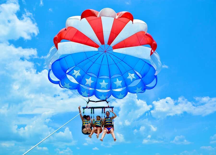 St. Petersburg, Florida: Parasailing Experience - What the $99 price really covers