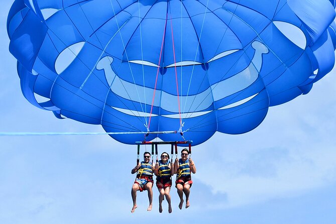 Waikiki: Parasailing in Hawaii - Waikiki Beach and Ala Moana from the boat